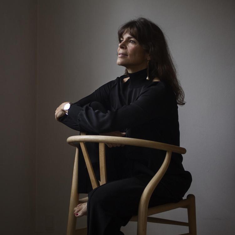 Wegners Y-stole bliver brugt året rundt i Ellen Hillingsøs hjem, så de er fulde af rynker og minder om gæster, der har siddet i dem. 