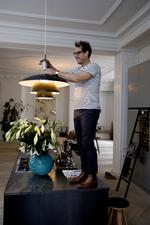 Historien bag et møbel – eller en lampe – er vigtig for Alexander Kølpin. PH-lampen har han fra den gamle K.B. Hallen. 