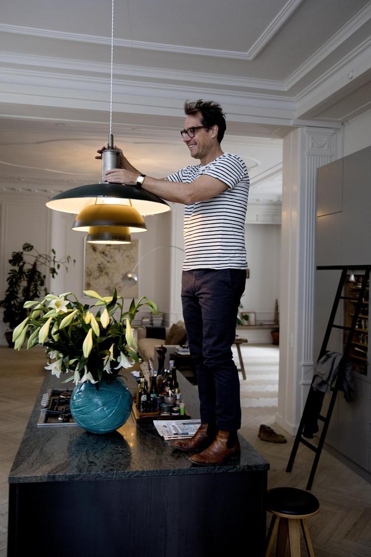 Historien bag et møbel – eller en lampe – er vigtig for Alexander Kølpin. PH-lampen har han fra den gamle K.B. Hallen. 