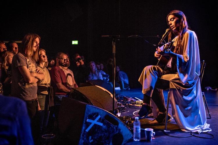 Julie Byrne kan noget særligt, men koncerten i Jazzhouse viste også, at hun endnu ikke helt har fundet formlen til at genskabe sit albums atmosfære på en scene. 