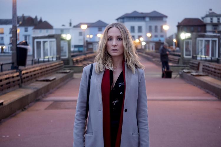 Titelrollen som skolelæreren Laura spilles af Joanne Froggatt. 