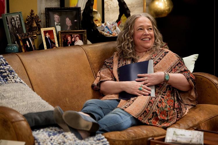 Kathy Bates har rollen som pot-apotekets juridisk uddannede indehaver. 