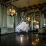 Berndnaut Smilde blander det virkelige og det uvirkelige, når han fotograferer skyer i nagelfaste omgivelser. 
