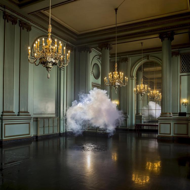 Berndnaut Smilde blander det virkelige og det uvirkelige, når han fotograferer skyer i nagelfaste omgivelser. 