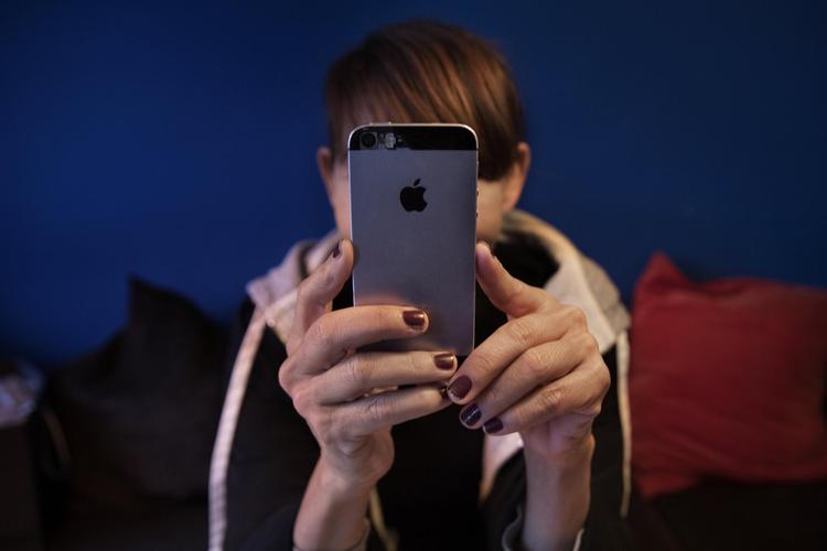 Når Karina Muriel Mimoun står frem, er det, fordi hun vil have fokus på, hvor udsat vi er i den digitale verden, vi lever i. Freelance-journalisten og bloggeren ønsker dog ikke at få sit ansigt i avisen. 
