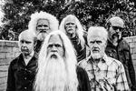 På deres 9. album er der mange nye toner, men Foo Fighters har ikke glemt, at de både er kustoder i et geologisk museum og ridderne, der skal redde rocken i poppens tidsalder.  