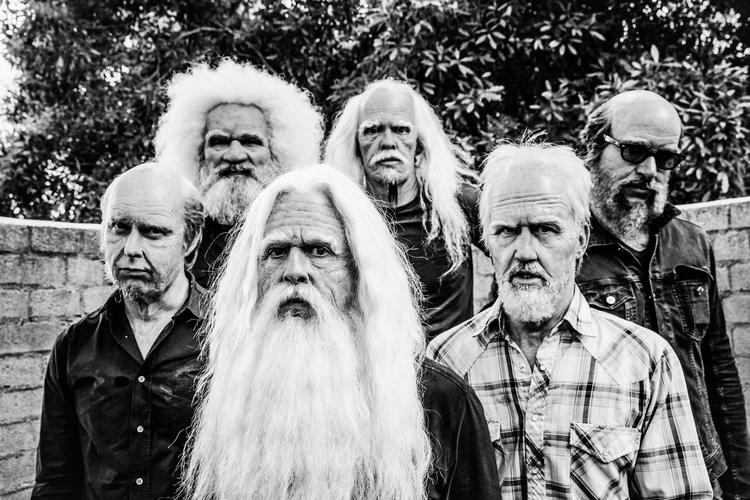 På deres 9. album er der mange nye toner, men Foo Fighters har ikke glemt, at de både er kustoder i et geologisk museum og ridderne, der skal redde rocken i poppens tidsalder.  