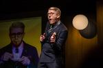 Trods pænt tøj og professionel attitude letter Nikolaj Stokholms show ikke for alvor. 