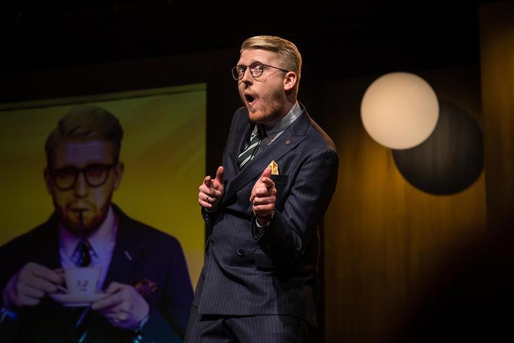 Trods pænt tøj og professionel attitude letter Nikolaj Stokholms show ikke for alvor. 