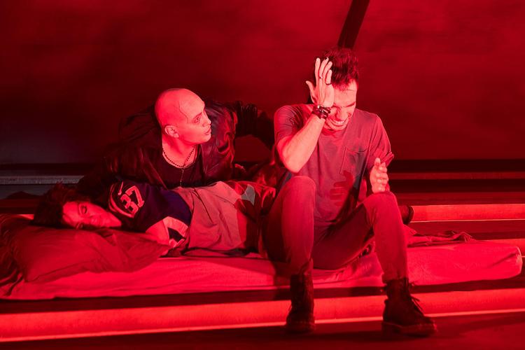 Livet i storbyen er hårdt for Johnny og kæresten Whatsername i ’American Idiot’. Og det hjælper ikke rigtig på situationen, at de møder den skaldede pusher St. Jimmi 