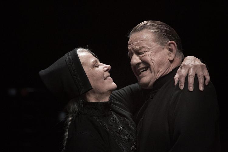Kirsten Olesen og Henning Jensen kan som de erfarne skuespillere, de er, formidle komplekse følelser med meget enkle midler. 
