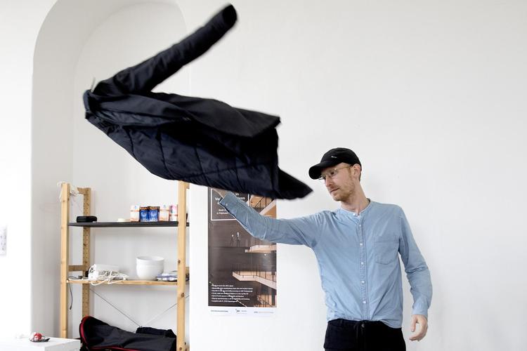 31-årige Hannibal Andersen er nyuddannet billedkunstner, men er på dagpenge. Fremtiden bekymrer ham, for en billedkunstner tjener typisk 180.000 kroner om året og kæmper med høj ledighed. 