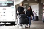 Ditte Haue (tv.) og Diana i Columbia. Diana blev bortadopteret til Danmark, da hun var 2 år, og ønsker at finde sin biologiske mor. 