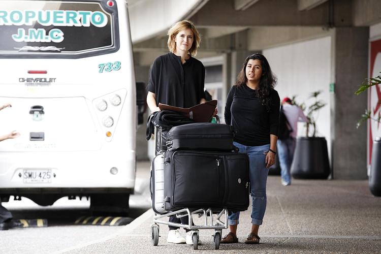 Ditte Haue (tv.) og Diana i Columbia. Diana blev bortadopteret til Danmark, da hun var 2 år, og ønsker at finde sin biologiske mor. 