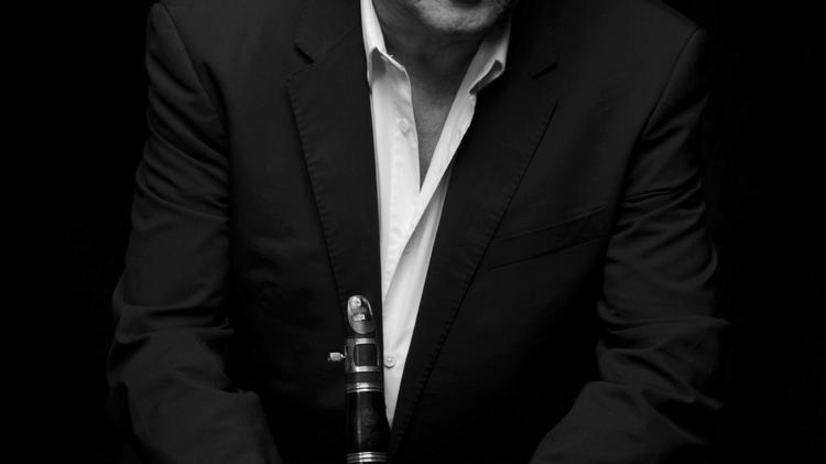 Louis Sclavis har en enorm produktion bag sig, og med ’Asian Fields Variations’ markerer han sig med endnu et mesterligt tiltag. 