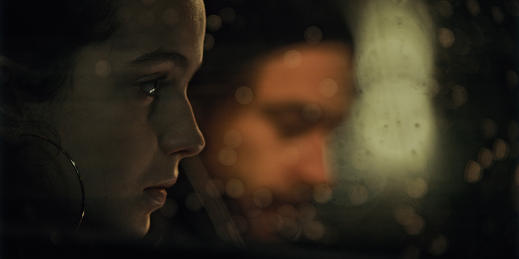 Aliette Opheim i rollen som politimanden Roland Hassels (Ola Rapace) kæreste. 