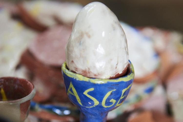 Asger Jorns sidste måltid i trioen Dirty Go Clay Bands fortolkning er et af de værker, man kan opleve i Gellerup. 