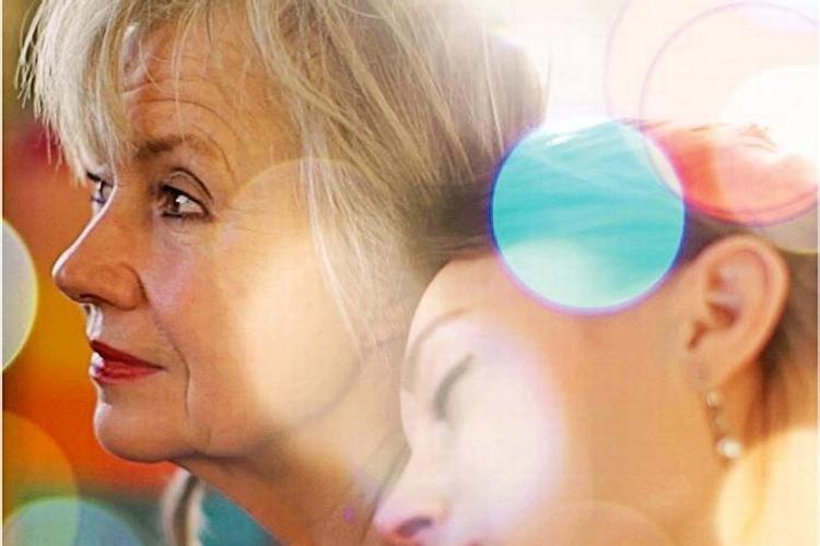 Sara Broos (th.) spejler sit eget liv i moderens, billedkunstneren Karin Broos (tv.), men uden, at det bliver anmassende. Foto fra filmen 