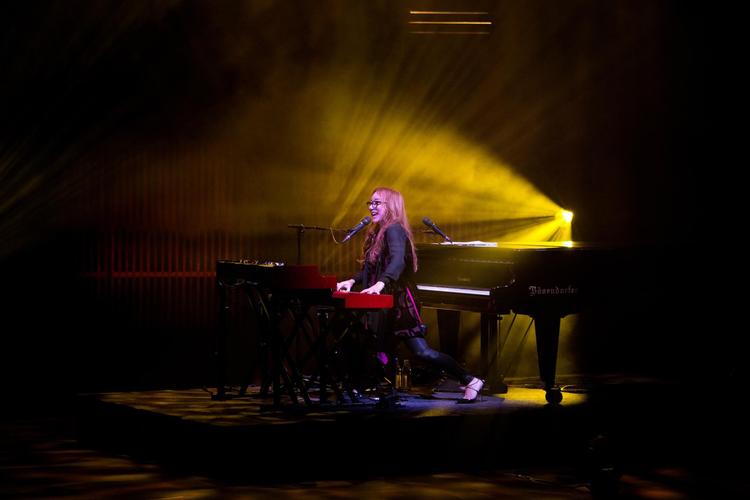På to klaverer malede Tori Amos længselsfulde landskaber frem med sine kompositioner. 