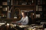 Lars Mikkelsen, der spiller præsten Johannes Krogh, besidder med sin kropslige dynamik og sit versatile ansigt det, der skal til for at gestalte og formidle en plaget person. 