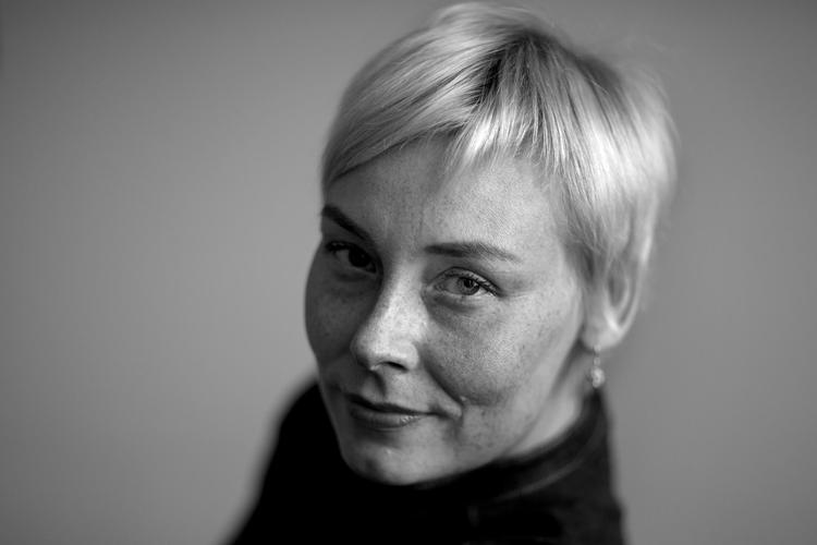 Laura Lindstedts kollektivroman har flere eksempler på vold og uret mod kvinder. Men romanen virker alt andet end aggressiv. Romanens titel, ’Oneiron’, er græsk og betyder drøm. Lindstedt (f. 1976) debuterede med romanen ’Saksen’, som er oversat til dansk 