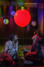 Erann DD i hovedrollen som den idealistiske Jacob er charmerende, vital og tændt. Men selve forestillingen er noget rod. Her er han med Anna, spillet af Barbara Moleko, der måske, måske ikke er hans datter. 