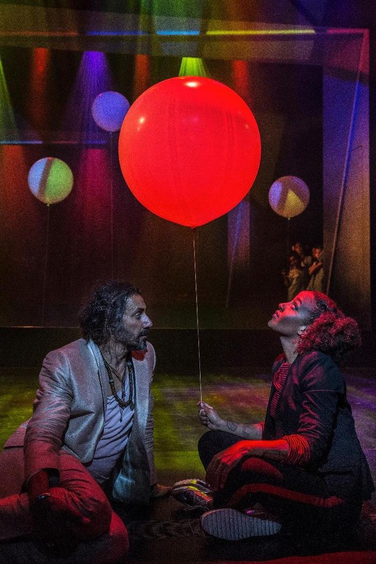 Erann DD i hovedrollen som den idealistiske Jacob er charmerende, vital og tændt. Men selve forestillingen er noget rod. Her er han med Anna, spillet af Barbara Moleko, der måske, måske ikke er hans datter. 