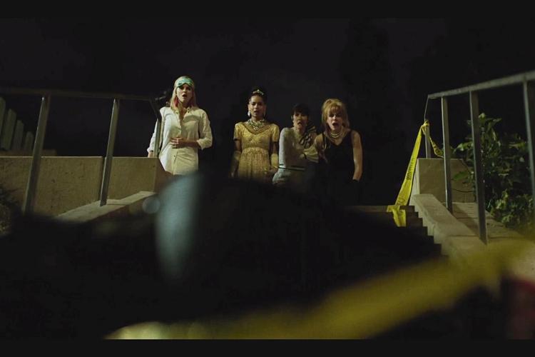 1 kvinder på trappe