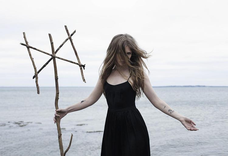Dansk metal anno 2017 byder på dommedagshymner og liflig harmonisk fortidsjammer. Myrkur blander de nordiske sprog i sine sange. PR-foto Daria Endresen