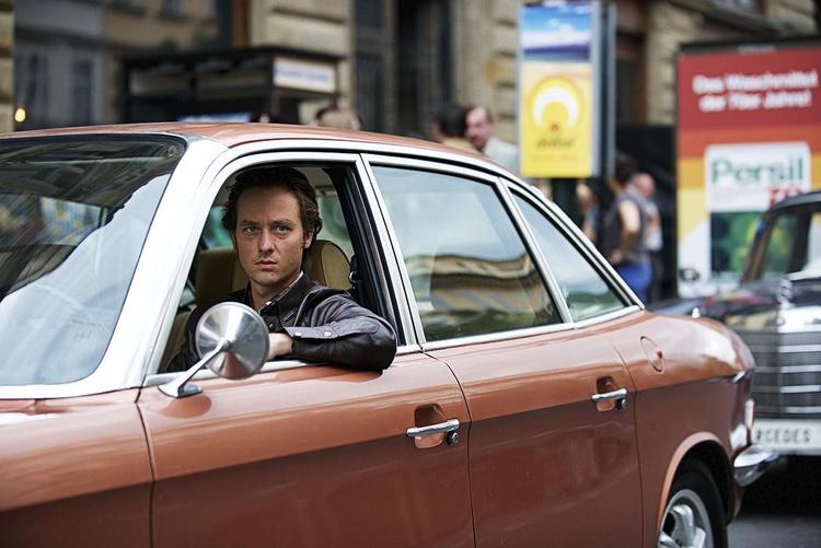 Tom Schilling som den østtyske agent Lars Weber i ’Brændpunkt Berlin’. 