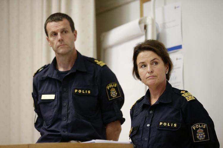 Politicheferne Magnus Larsson og Emelie Kullmyr slipper for, at en nynazistisk demonstration på lørdag begynder uden for bogmessen i Göteborg. Det højreorienterede tidsskrift Nya Tider sørger dog for de politiske spændinger på årets messe, som 200 forfattere boykotter. 