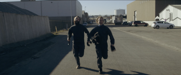 'Gælden' er en udbygning af Stefan Olsens kortfilm 'Blodbrødre' fra 2013. Den handler om to brødre, der er vokset op med en fordrukken far. 