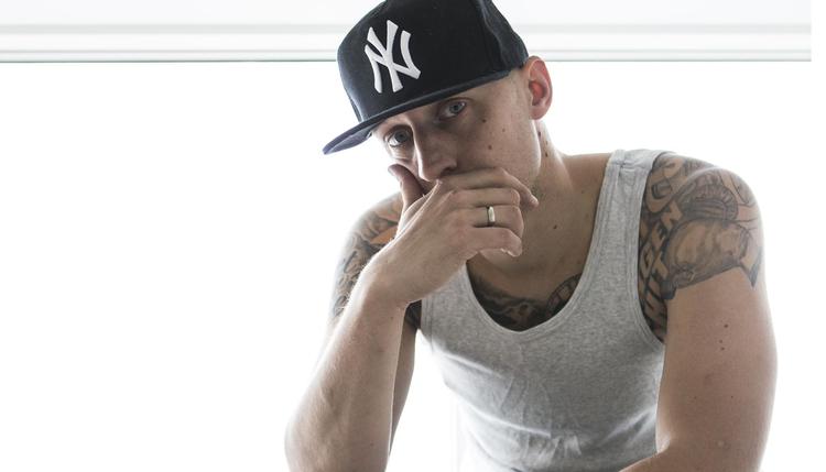 For at følge med tiden lader musikere nye gæster optræde oftere. Det gør sig også gældende for  Pede B (billedet) og Benal på deres nye album. 