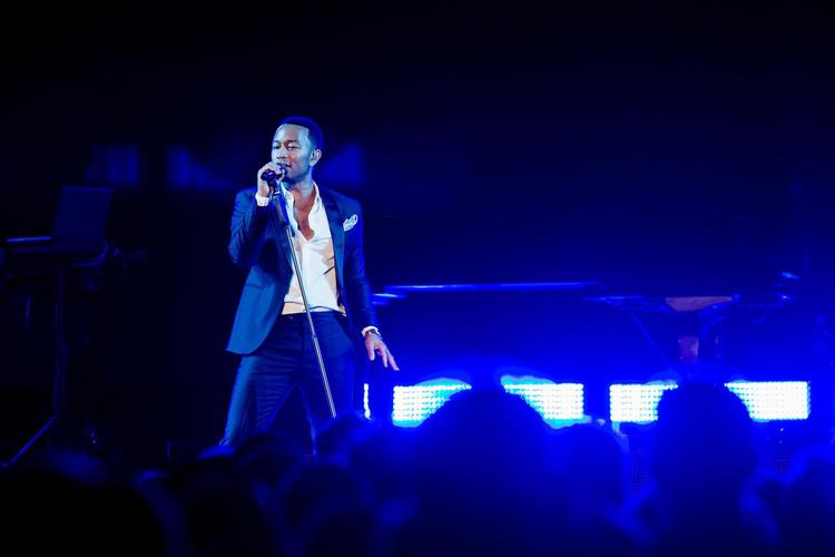 I Royal Arena havde John Legend stemmen som trumf, men svært ved at skabe forbindelse mellem inderlighedens lille rum og arenaens store. 