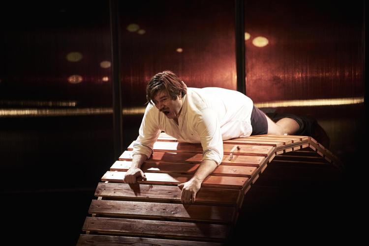 Rasmus Bjerg er en forrygende performer, men sætter han overhovedet noget på spil? 