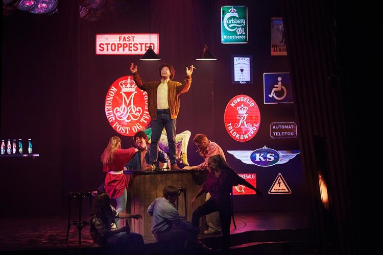 ’Seebach’ giver et smukt genhør med både Tommys og Rasmus' lette popsange. Men historien kan ikke bære igennem to en halv time. 