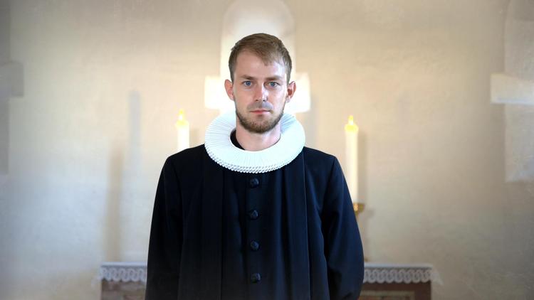 Selv om man ikke selv er troende, kan man godt relatere til de almenmenneskelige kampe, som bl.a. pastoren Hans kæmper. 