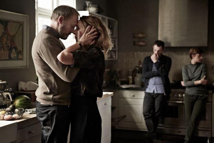 Med Lars Mikkelsen i front er skuespillet på et uhyre højt i niveau i DR’s dramaserie ’Herrens Veje’. Her med Ann Eleonora Jørgensen, Simon Sears og Fanny Louise Bernth. 