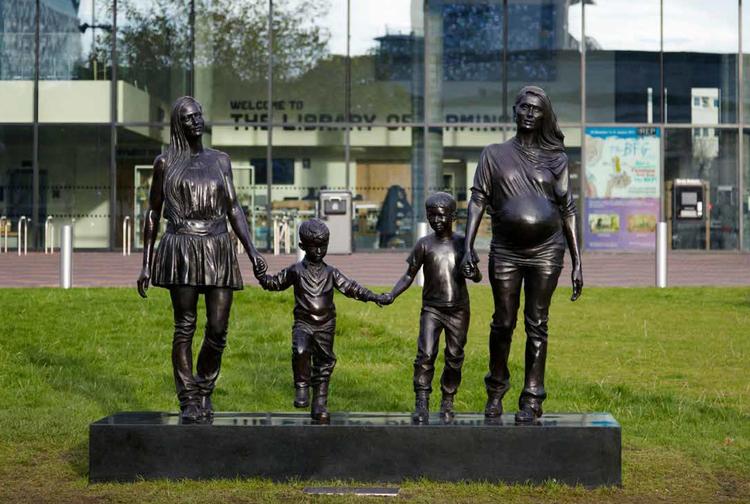 Gillian Wearings bronzeskulptur ’A Real Birmingham Family’ fra 2014. 