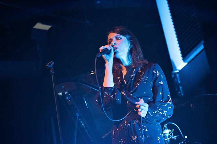Kira Skov gør det helt rigtige som kunstner og menneske. Hun går ud med sin sorg, giver den form, deler ud og får nogle at dele med. Sammen med jazzpianisten Nikolaj Hess blev det søndag til en veltilrettelagt og følelsesfuld koncert. 