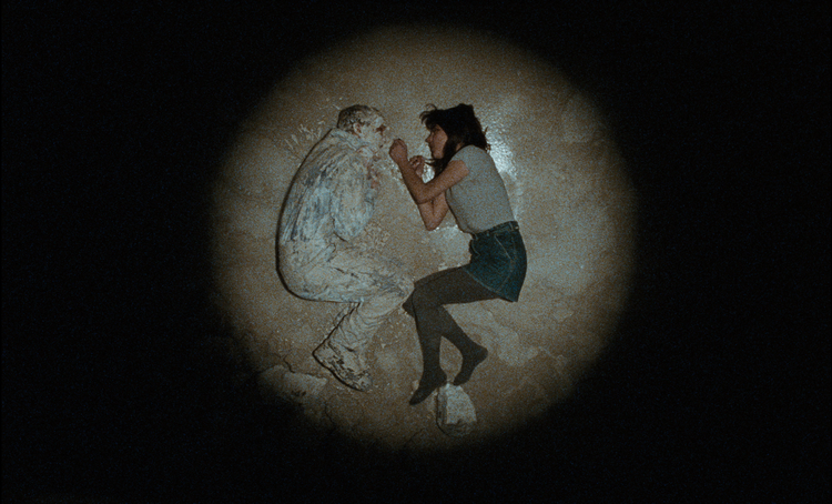 Vinterbrødrenes tilværelse er smurt ind i kalket mudder, en enkelt kvinde og noget brunt hjemmebrændt stads. Det må ende med vold. 