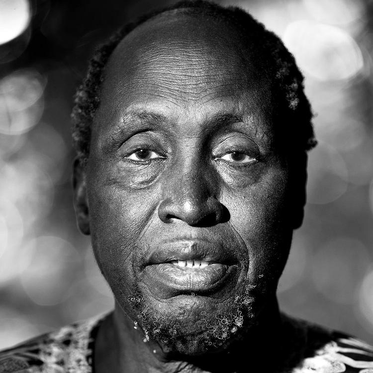 Ngugi wa Thiong’o. 79-årig forfatter fra Kenya, som er mest kendt for sin erindringstrilogi. Han er blevet spået af bookmakerne til at være en af de helt store favoritter i år til at modtage Nobelprisen i Litteratur. 