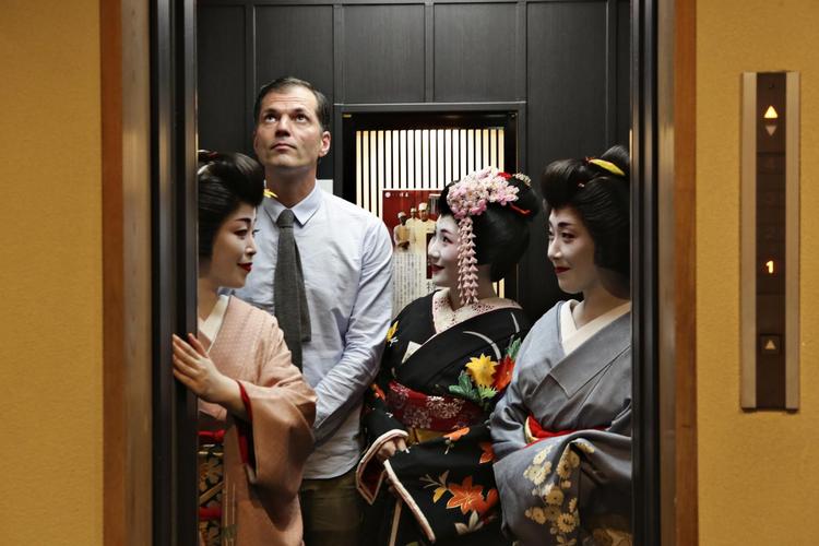 På sin fortsatte færd rundt i verden har Mikael Bertelsen været på pilgrimsfærd i Japan. Det giver sig lige nu udtryk i TV-serien ’Bertelsen på Shikoku 88’ på DR1. Han er han i godt elevatorselskab. 