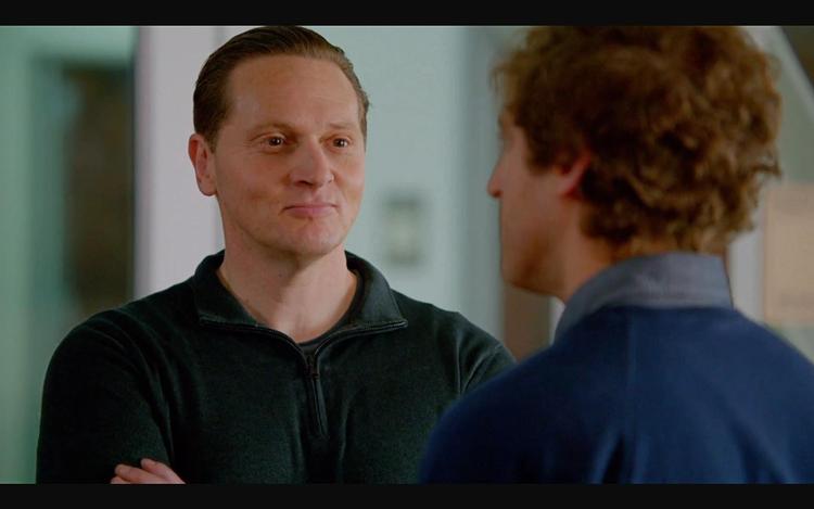 Krølhårede Richard har opfundet et program, som alle vil have fingre i. Blandt andre chefen for det verdensomspændende firma Hooli. 