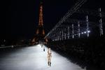 Yves Saint Laurent afholdt modeshow i Trocadéro-parken med Eiffeltårnet som kulisse. AP