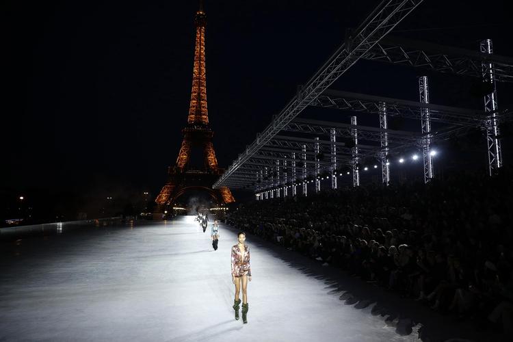 Yves Saint Laurent afholdt modeshow i Trocadéro-parken med Eiffeltårnet som kulisse. AP