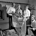 Holger Blom elskede teatret og syede kostumer til det meste af København. Her prøver Lily Broberg i 1959. Fru Gerda (med briller) var Bloms højre hånd, og knælende ses en ung Jørgen Bender. Både han og Erik Mortensen slog deres første kjolefolder hos Blom. 