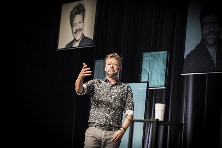 Carsten Bang er ekspert udi observationskomik, som når han fortæller om, hvordan hans mor nøder ham til flere koteletter. 