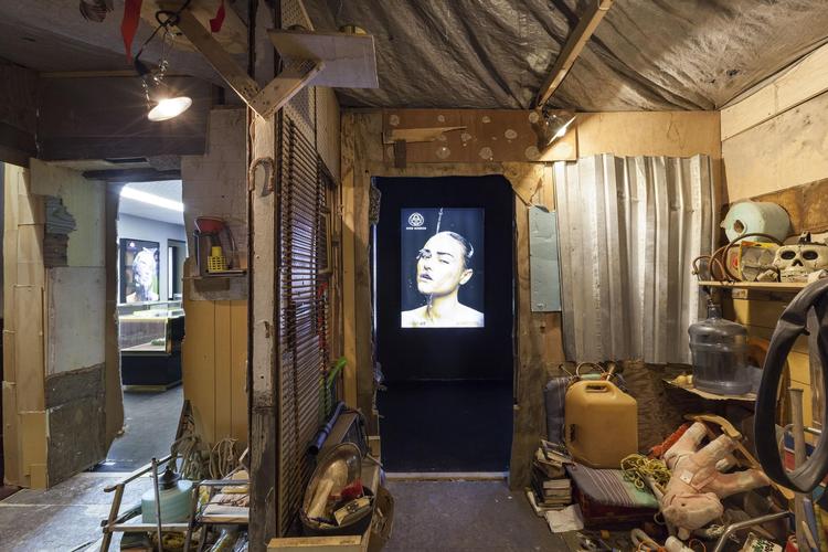 Genkendelige boformer og syret, men æstetisk modkultur, som her i Jonah Freeman & Justin Lowes installation ’Scenario in the Shade’. Installationerne på Istanbul Biennale fremstår ikke som højlydte protester, snarere som lavmælte og scenografiske ytringer. 