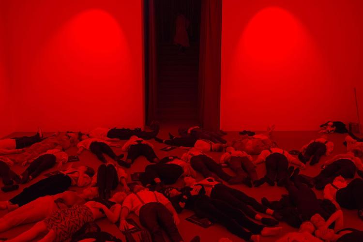 Som var det én stor fælles organisme, samles elever og undervisere til kollektivt ritual i det røde rum. 